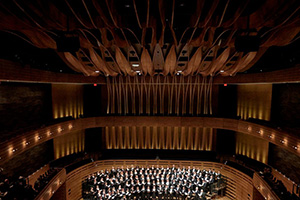 The Toronto Mendelssohn Choir vividly reminded its Koerner Hall audience on Tuesday night why Carmina Burana is one of the hits of 20th century music.